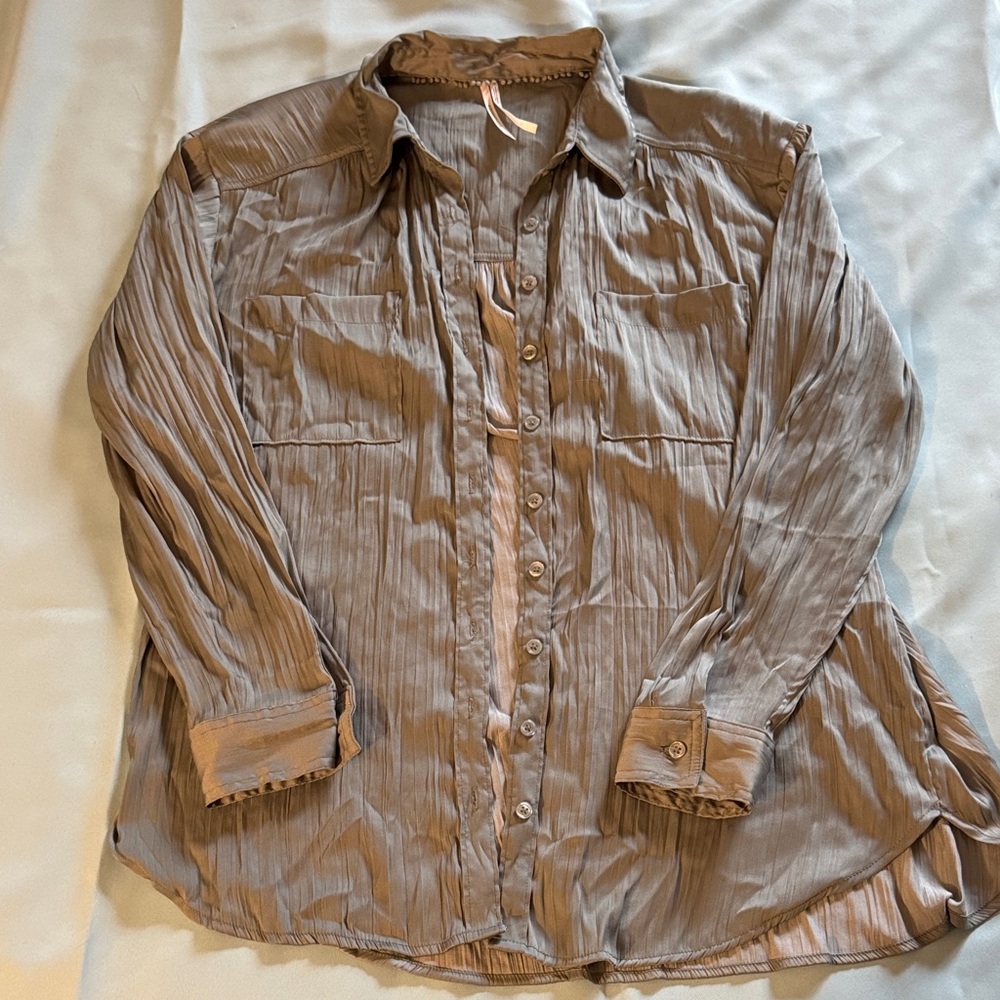 Anthropologie women’s crinkle, silky Button-Down Shirt M